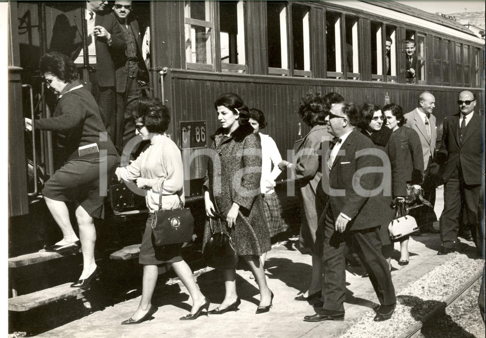 Fotografia d epoca originale 1960 ca FRANCE Delegazione diplomatica sale su un treno speciale Foto 30x24 cm 1
