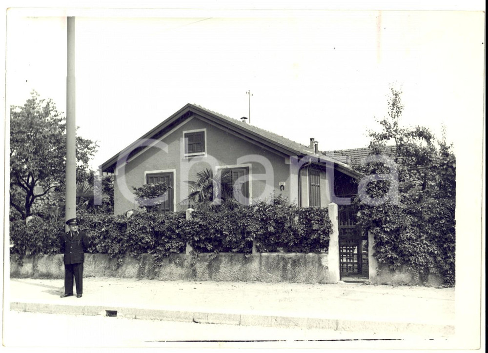 Fotografia d epoca originale 1939 MILANO COSTUME Veduta di una villetta con carabiniere Fotografia 18x13 1