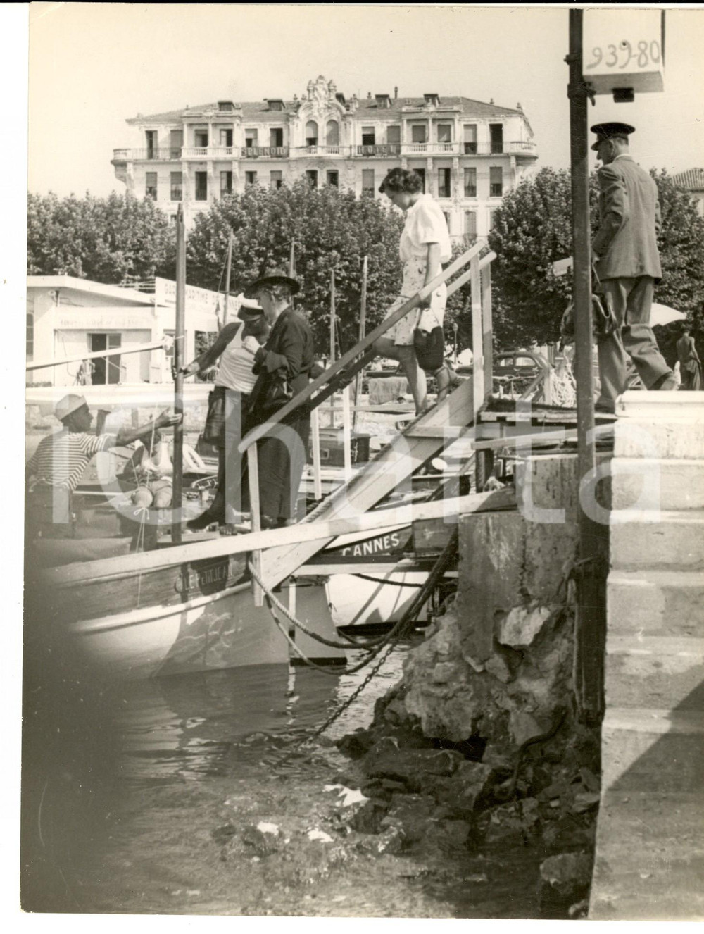 Fotografia d epoca originale 1960 ca CANNES Famiglia reale d Olanda sale sulla barca PETIT JEAN Foto 18x24 1