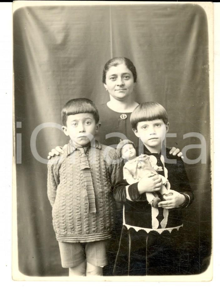 Fotografia d epoca originale 1950 ca MILANO ? Madre con i due figli e una bambola Foto VINTAGE 8x9 1
