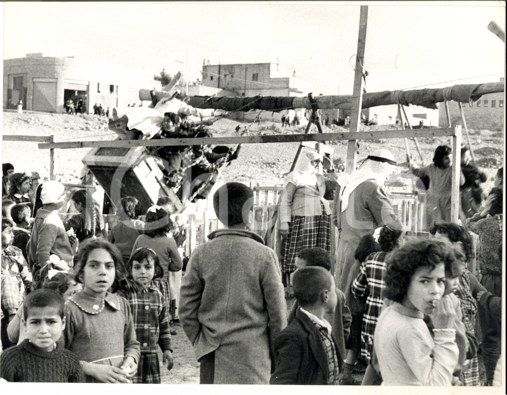 Fotografia d epoca originale 1960 ca GIORDANIA ? Bambini su un altalena improvvisata Foto ARTISTICA 27x19 1