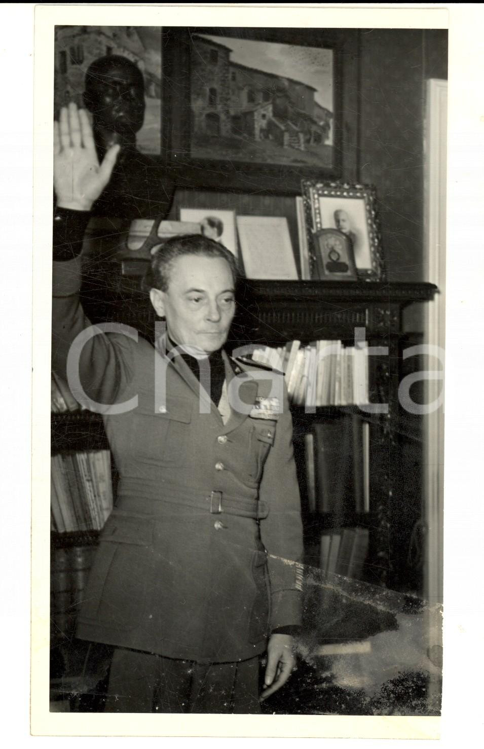 Fotografia d epoca originale 1939 MILANO Ufficiale saluta nella sede di un giornale Foto 10x18 cm 1