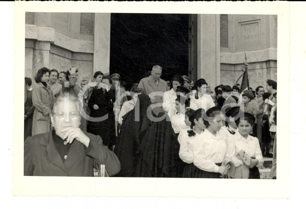 Fotografia d epoca originale 1950 ca TERNI Uscita da una Messa per i Caduti in guerra Foto 15x11 cm 1