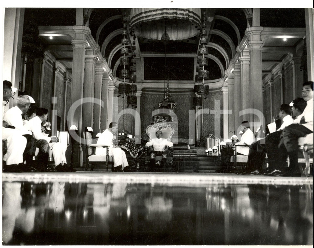 Fotografia d epoca originale 1956 PHNOM PENH CAMBOGIA Re Norodom SURAMARIT tra i suoi ministri Foto 24x12 1