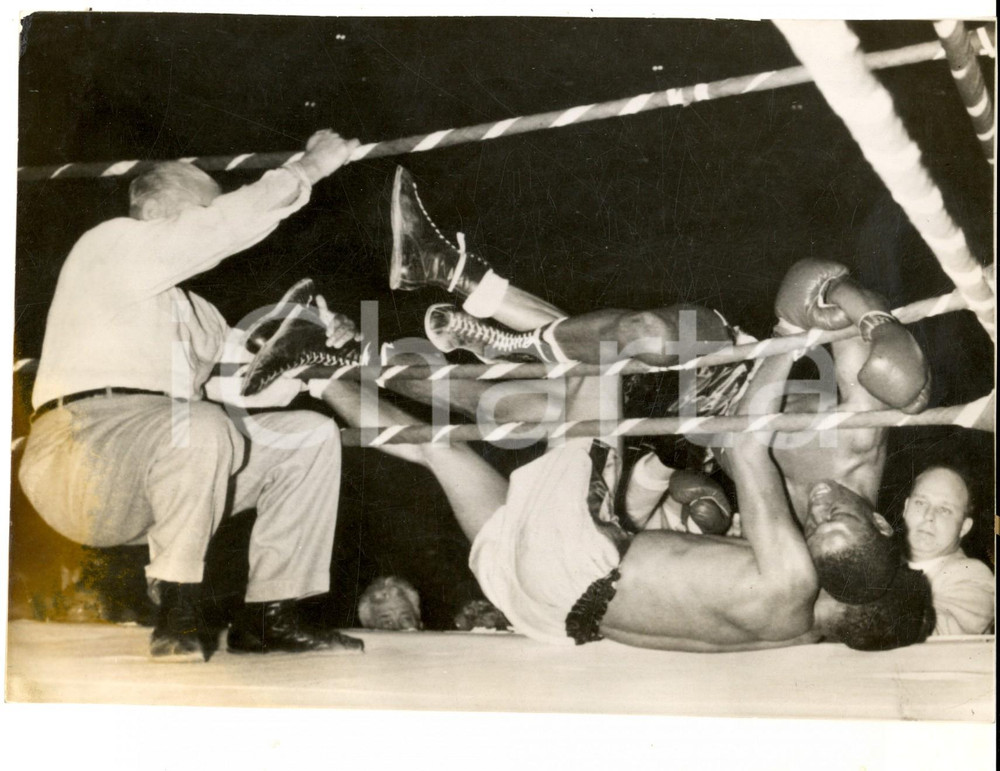 Fotografia d epoca originale 1960 ca USA BOXE Arbitro ferma due atleti a terra sul ring Foto 21x16 cm 1
