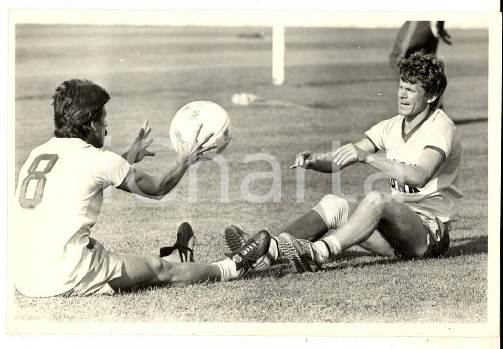 Fotografia d epoca originale 1984 CALCIO MILANO Coppia di giocatori in allenamento Fotografia 18x13 1