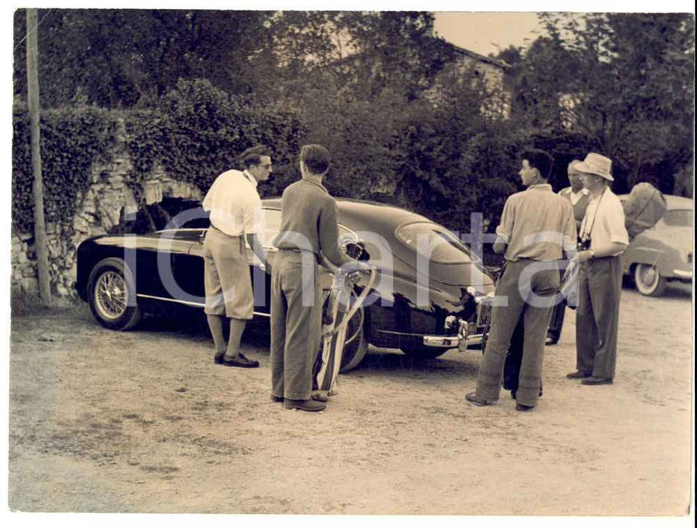 Fotografia d epoca originale 1960 ca FRANCE Gruppo di gentiluomini con automobile sportiva Foto 24x18 cm 1