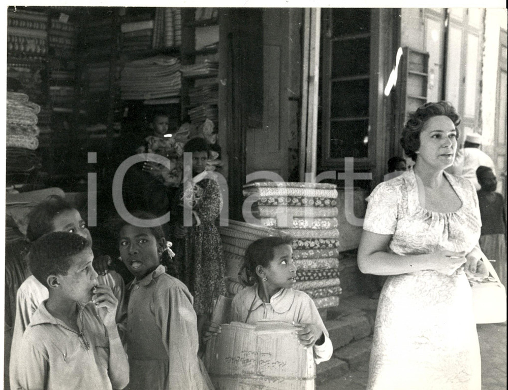 Fotografia d epoca originale 1960 ca INDIA Nobildonna europea in un negozio di stoffe Fotografia 26x20 cm 1