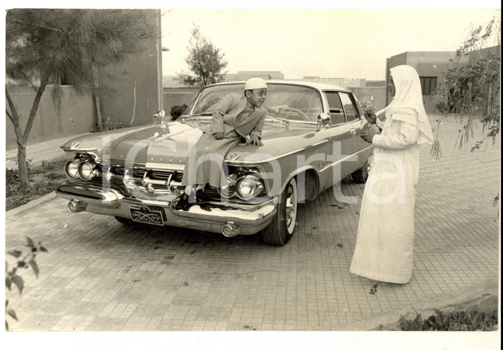 Fotografia d epoca originale 1965 ca ARABIA SAUDITA Principe Makhur ibn SAUD su un auto del padre Foto 26x18 1