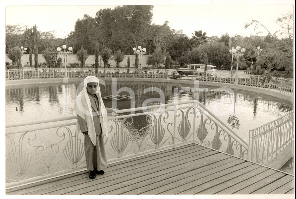Fotografia d epoca originale 1965 ca ARABIA SAUDITA Principe Makhur ibn SAUD bambino a bordo piscina Foto 1