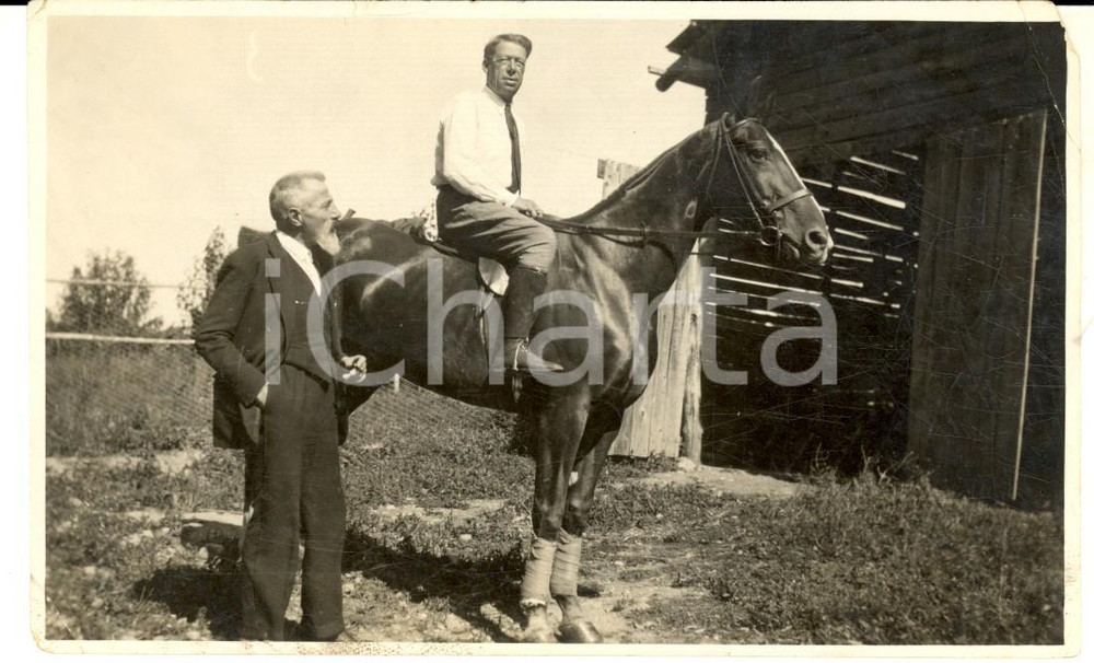 Fotografia d epoca originale 1940 ca TRENTINO Coppia di possidenti in una fattoria Foto VINTAGE 13x8 cm 1