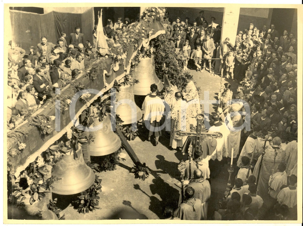 Fotografia d epoca originale 1950 ca NORD ITALIA Vescovo benedice nuovo gruppo di campane Foto 18x24 cm 1