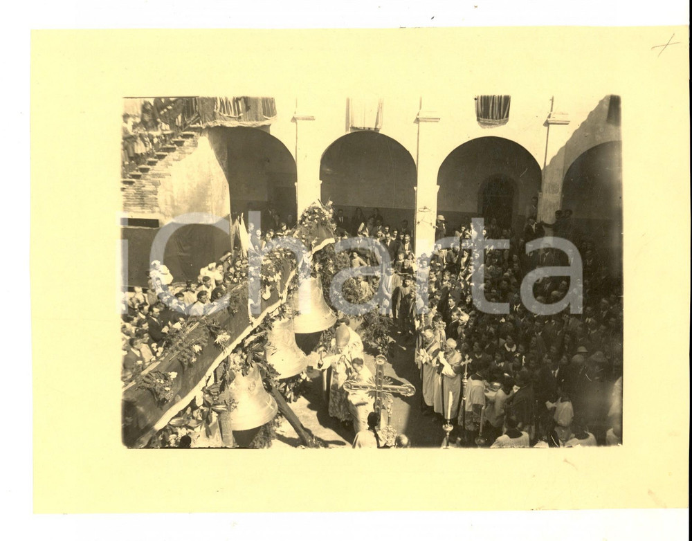 Fotografia d epoca originale 1950 ca NORD ITALIA Vescovo benedice nuovo gruppo di campane Foto 22x16 1
