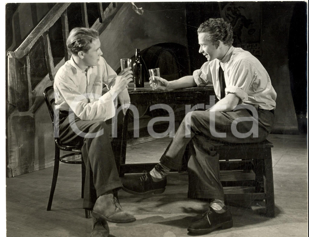 Fotografia d epoca originale 1960 ca TEATRO PARIS Coppia di attori in scena all osteria Foto 24x18 cm 1