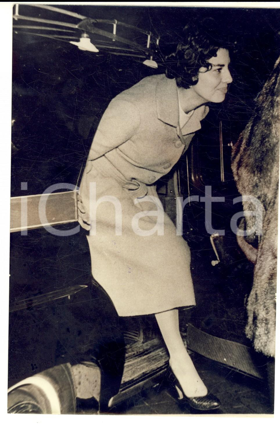 Fotografia d epoca originale 1960 ca PARIS ? SORAYA di PERSIA scende da un auto Fotografia 12x18 1
