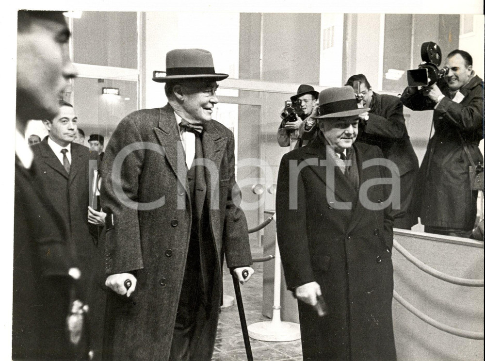 Fotografia d epoca originale 1970 ca PARIS Politici all uscita da una riunione internazionale Foto 23x17 cm 1