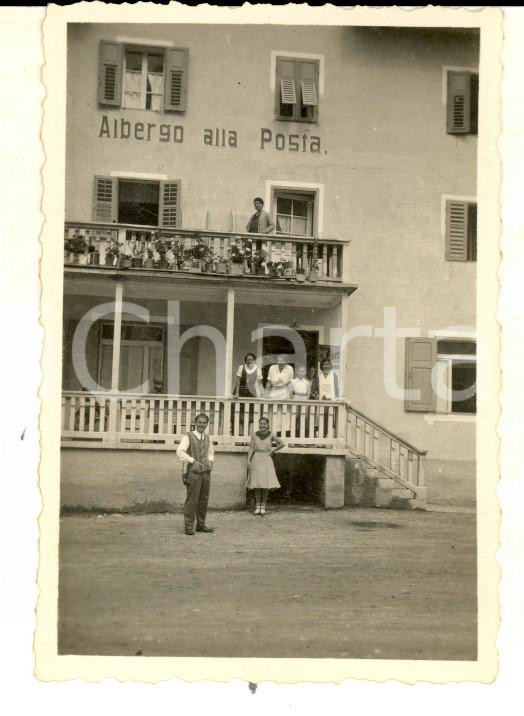 Fotografia d epoca originale 1931 MOENA TN Un gruppo di turisti presso l ALBERGO ALLA POSTA Foto 6x9 cm 1