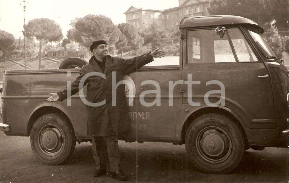 Fotografia d epoca originale 1955 ca ROMA Autista mostra nuovo furgone ALFA ROMEO Romeo 2 Foto 1