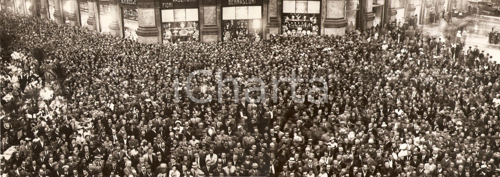 Fotografia d epoca originale 1935 ca MILANO Folla di pubblico in Galleria Vittorio Emanuele Fotografia DOPPIA 1