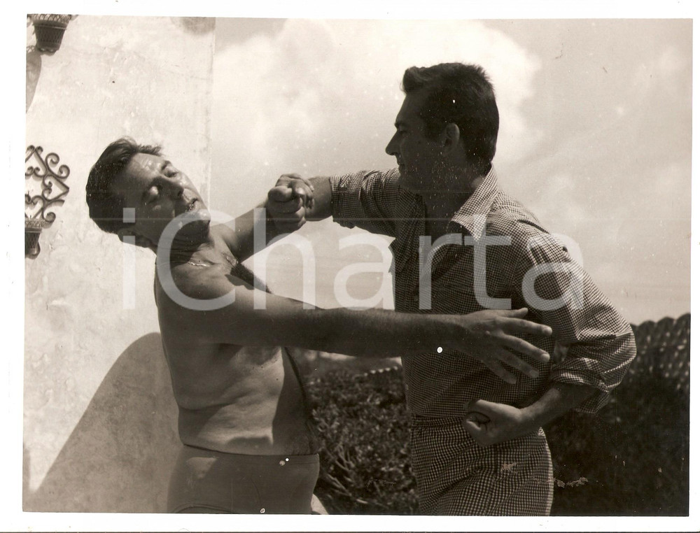 Fotografia d epoca originale 1955 ca CINEMA ITALIANO Piero NUCCORINI ferma pugno dello stuntman Foto 18x24 cm 1