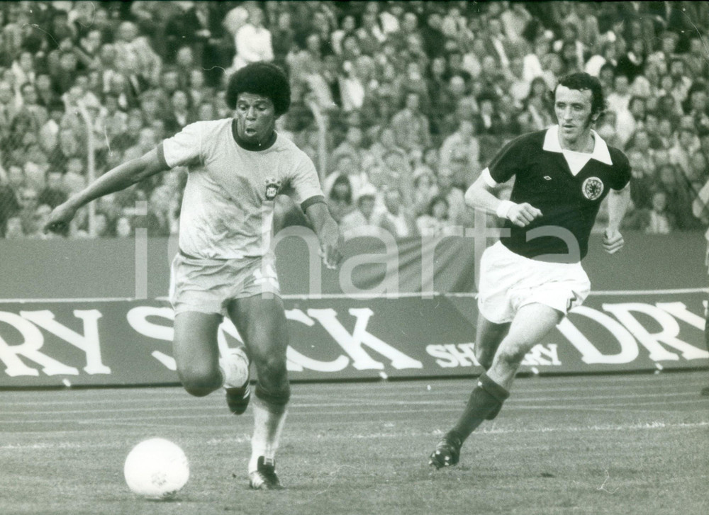 Fotografia d epoca originale 1974 FRANKFURT Calcio MONDIALI Brasile  Scozia MIRANDINHA e Danny McGRAIN Foto 1