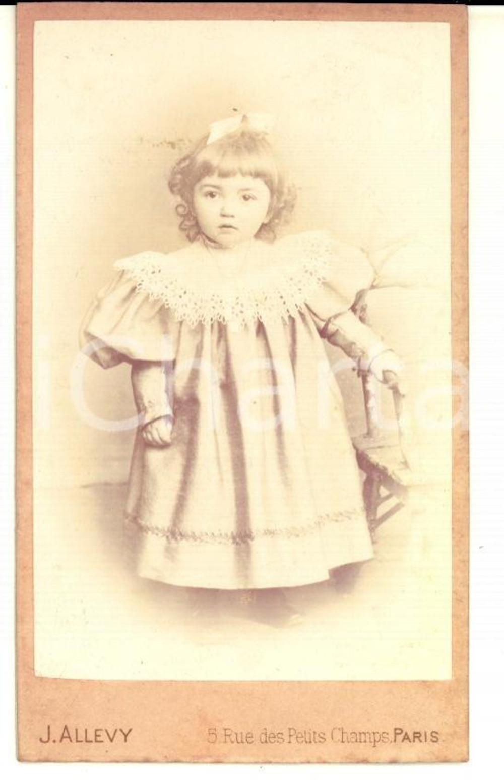 Fotografia d epoca originale 1890 ca PARIS Ritratto di bambina con colletto in pizzo Foto Alcide ALLEVY CDV 1