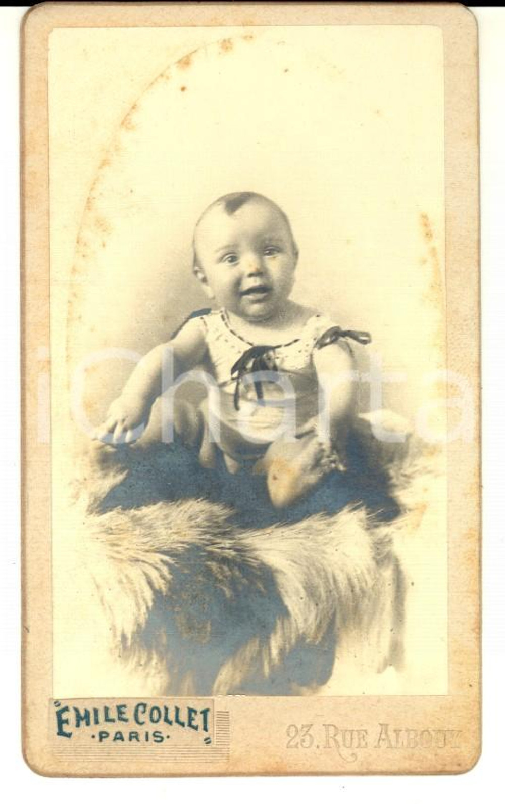 Fotografia d epoca originale 1900 ca PARIS Ritratto di bambino su un pellicciotto Foto Emile COLLET CDV 1
