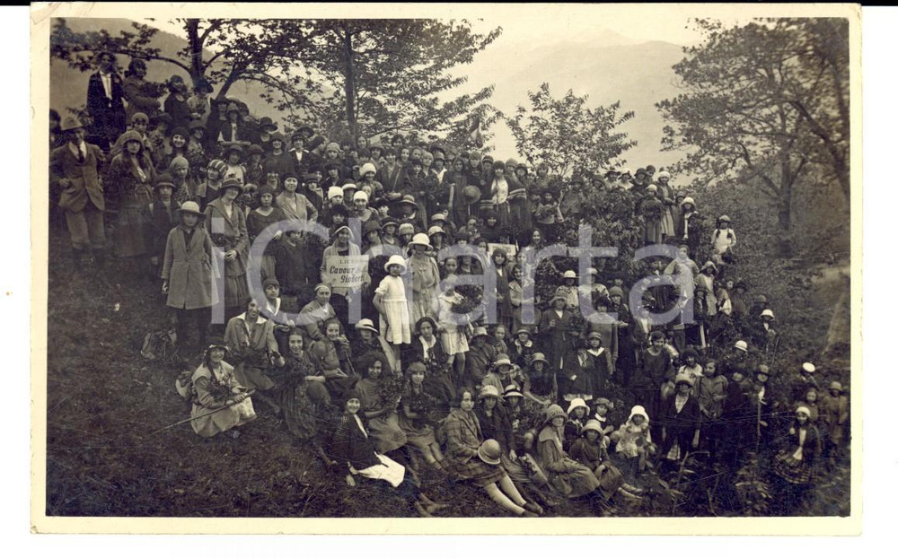 Fotografia d epoca originale 1930 ca AREA TORINESE Studentesse dei licei CAVOUR e GIOBERTI in gita Foto 13x8 1