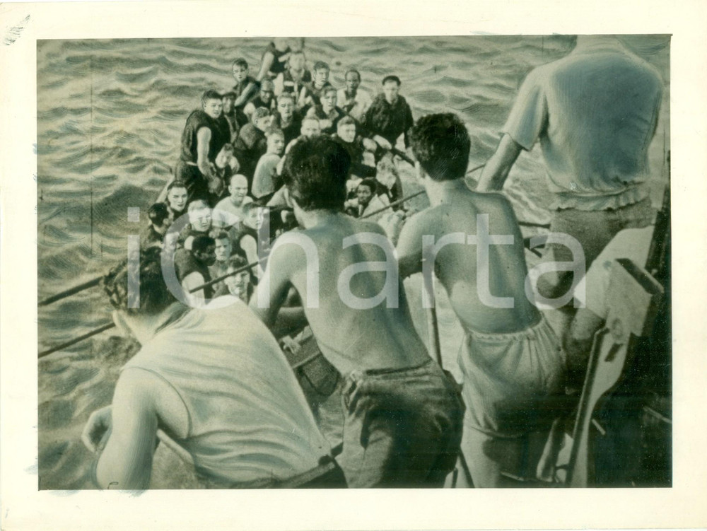 Fotografia d epoca originale 1942 GUERRA NAVALE WW2 Naufraghi angolamericani soccorsi da marinai italiani 1