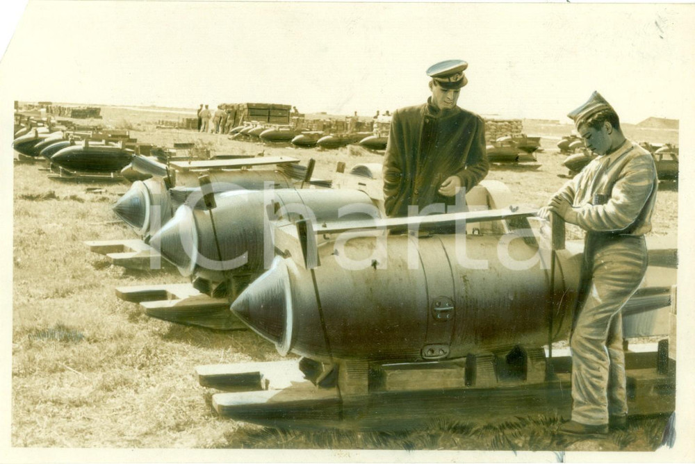 Fotografia d epoca originale 1942 GUERRA AERONAVALE WW2 Bombe italiane pronte il lancio Fotografia 1