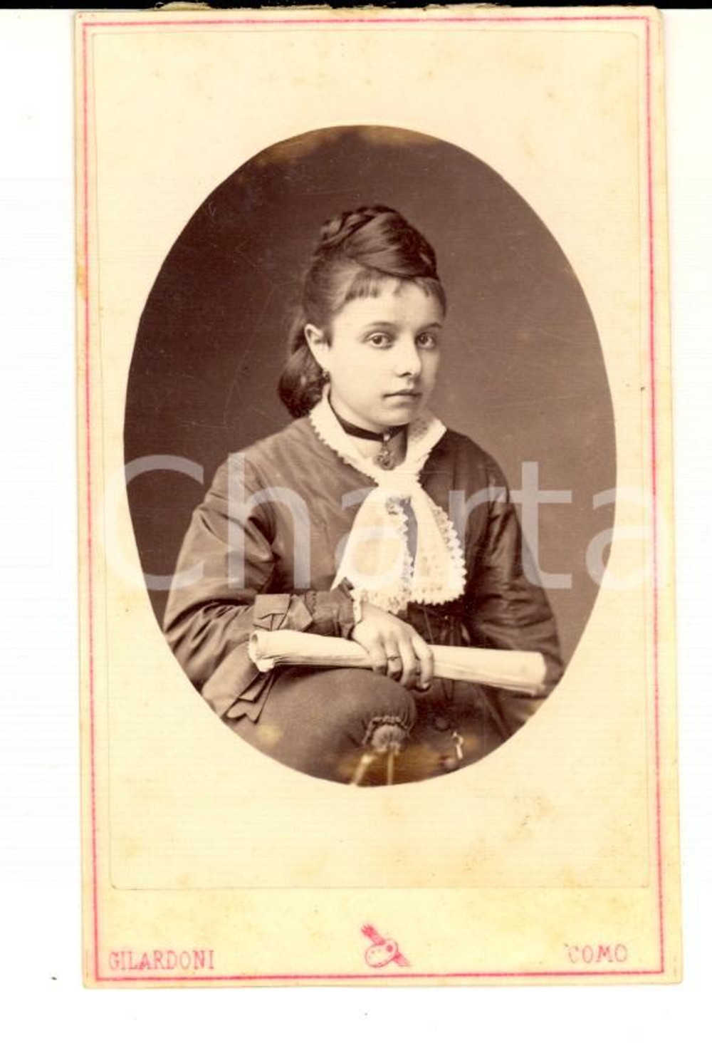 Fotografia d epoca originale 1880 ca COMO Ritratto di adolescente con pergamena Foto Pio GILARDONI 1