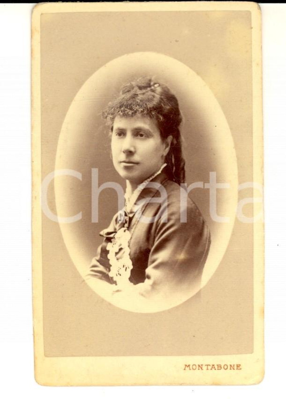 Fotografia d epoca originale 1880 ca MILANO Ritratto di giovane donna in abito scuro Foto MONTABONE CDV 1