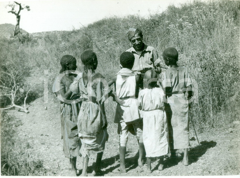 Fotografia d epoca originale 1936 MACALLE  ETIOPIA Soldato italiano con giovani indigeni abissini Foto 1