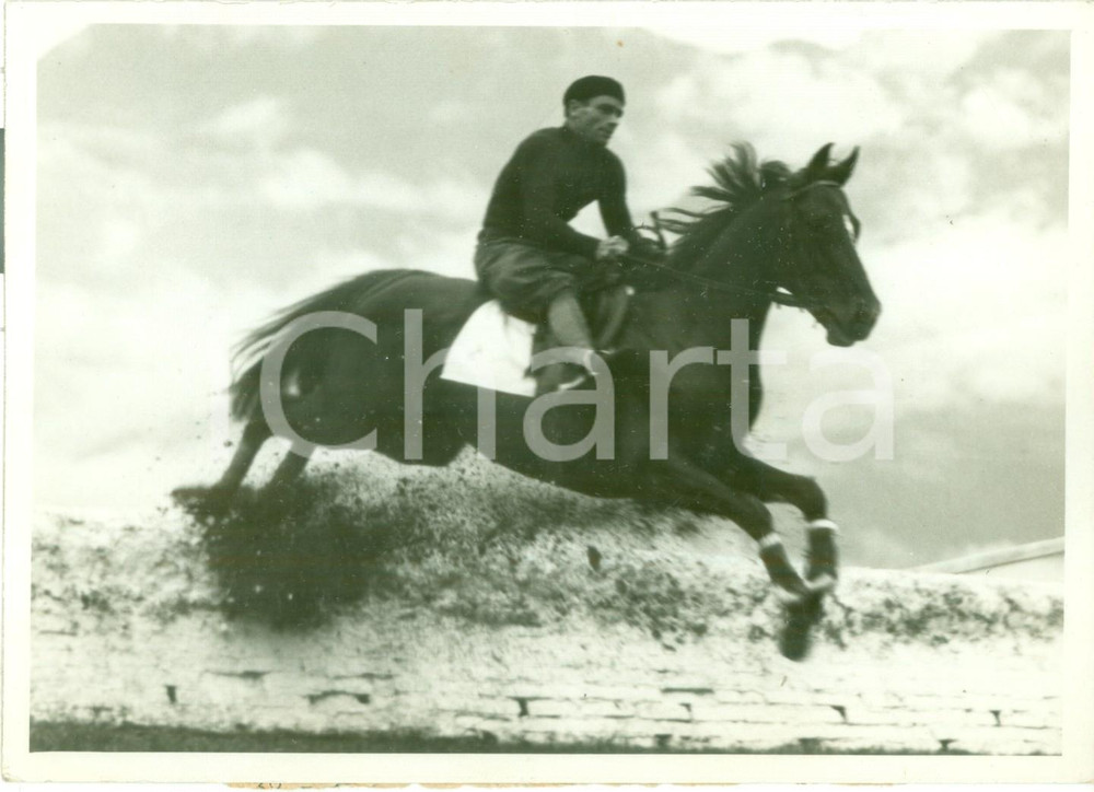 Fotografia d epoca originale 1935 ca VENEZIA IPPICA Cavallo salta l ostacolo durante una gara Fotografia 1