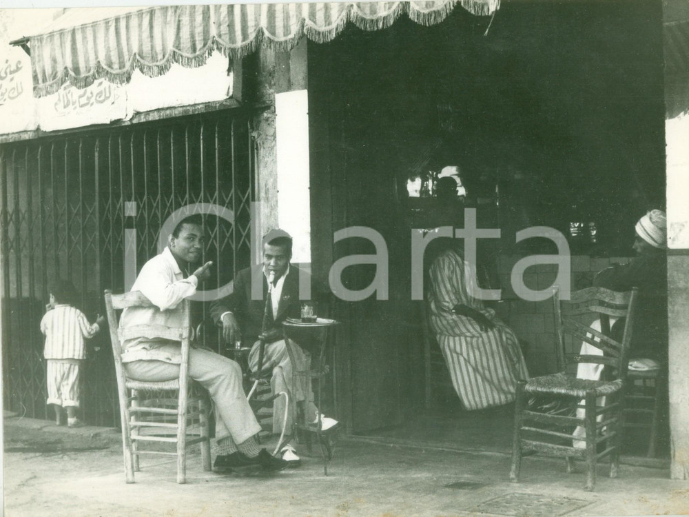 Fotografia d epoca originale 1950 ca IL CAIRO EGITTO Egiziani fumano il narghilÃ¨ fuori da un caffÃ¨ FOTO 1