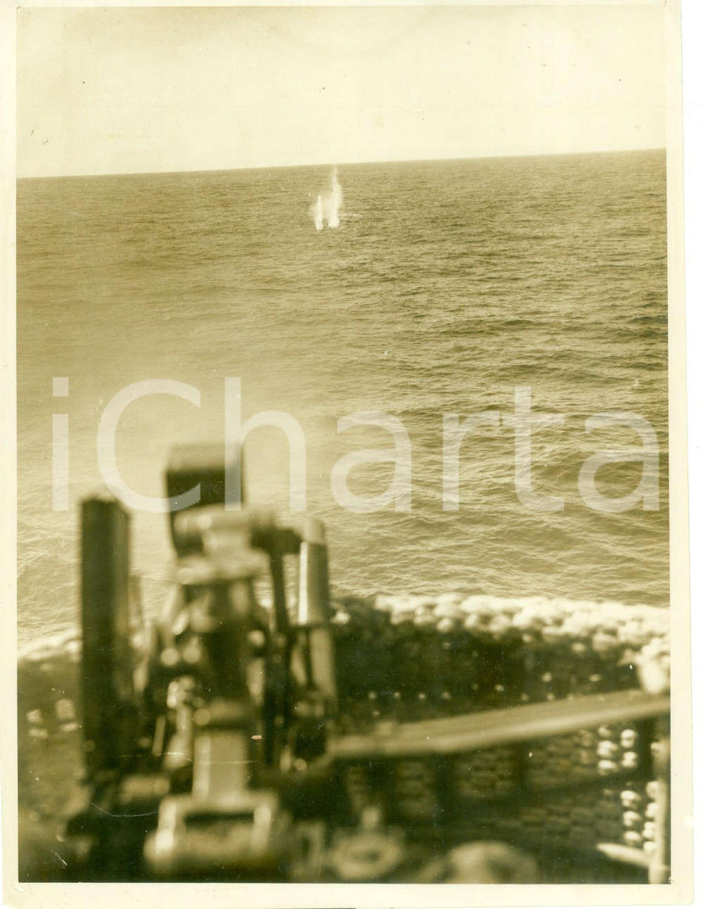Fotografia d epoca originale 1942 PROPAGANDA GUERRA WW2 Cacciatorpediniere italiano lancia bombe profonditÃ  1