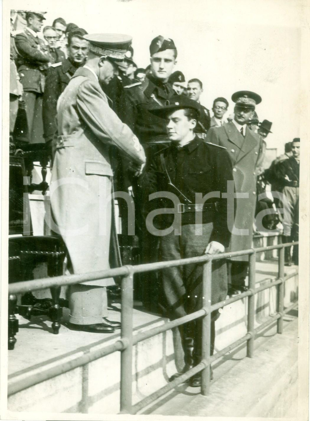 Fotografia d epoca originale 1938 MILANO Atleti del GUF ricevono brevetto sportivo al Campo GIURIATI Foto 1