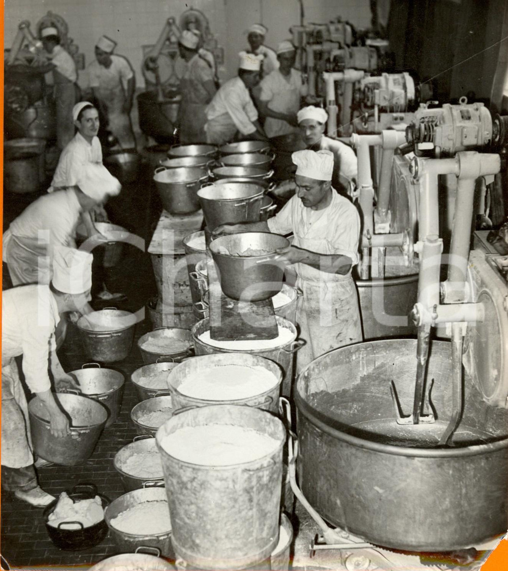 Fotografia d epoca originale 1940 MILANO Un gruppo di panettieri all opera in una cucina industriale Foto 1