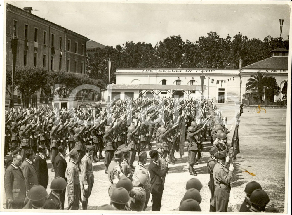 Fotografia d epoca originale 1933 ROMA Festa dei GRANATIERI Soldati schierati nel piazzale della caserma 1