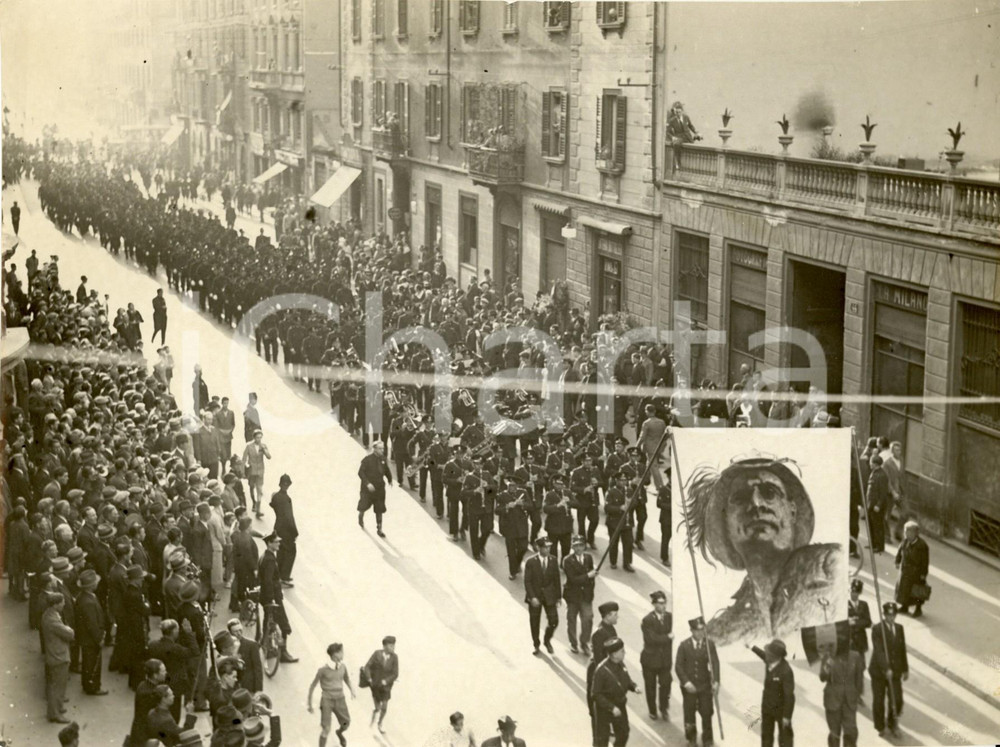 Fotografia d epoca originale 1936 MILANO Sfilata fascista con banda e ritratto del DUCE in una via cittadina 1