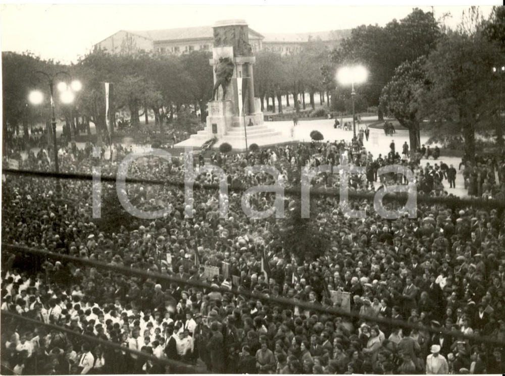 Fotografia d epoca originale 1936 REGGIO EMILIA Manifestazione in piazza VITTORIA per conquista ADDIS ABEBA 1
