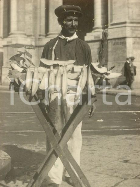 Fotografia d epoca originale 1930 ca MILANO Venditore ambulante di anguria piazzale della STAZIONE CENTRALE 1