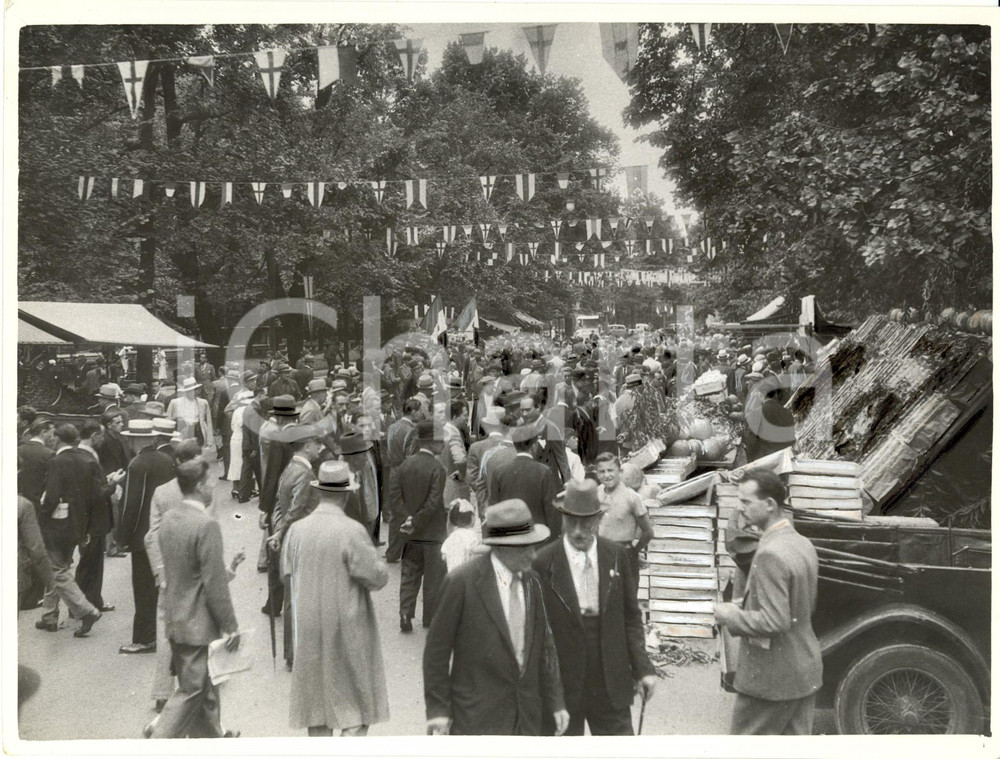 Fotografia d epoca originale 1937 MILANO Folla ai giardini pubblici per la sagra della frutta Fotografia 1