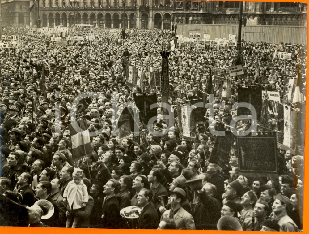 Fotografia d epoca originale 1940 MILANO Folla di gente in piazza DUOMO per re VITTORIO EMANUELE III Foto 1