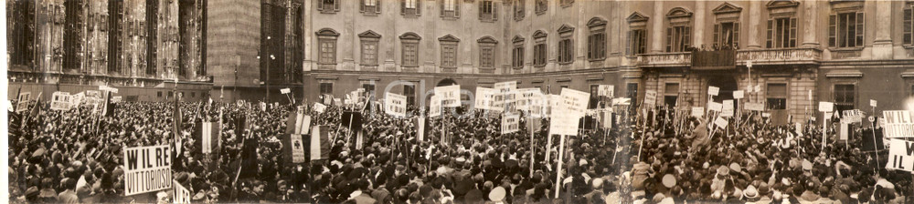 Fotografia d epoca originale 1937 MILANO PALAZZO REALE Folla acclama Vittorio Emanuele III Fotografia TRIPLA 1