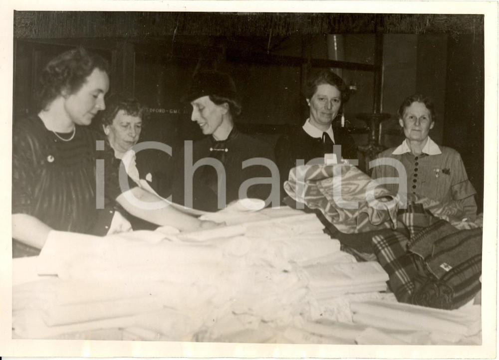 Fotografia d epoca originale 1939 STOCCOLMA S Principessa LUISA prepara vestiti ai bambini per evacuazione 1