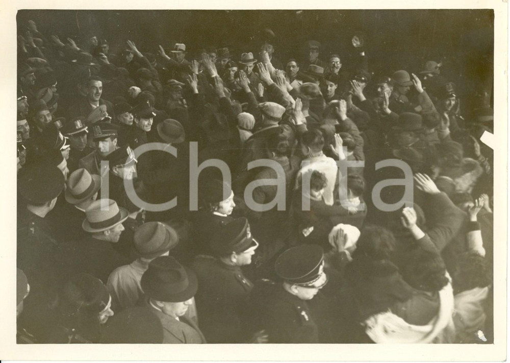 Fotografia d epoca originale 1939 TORINO PORTA NUOVA Italiani rientrano in patria accolti da Achille STARACE 1