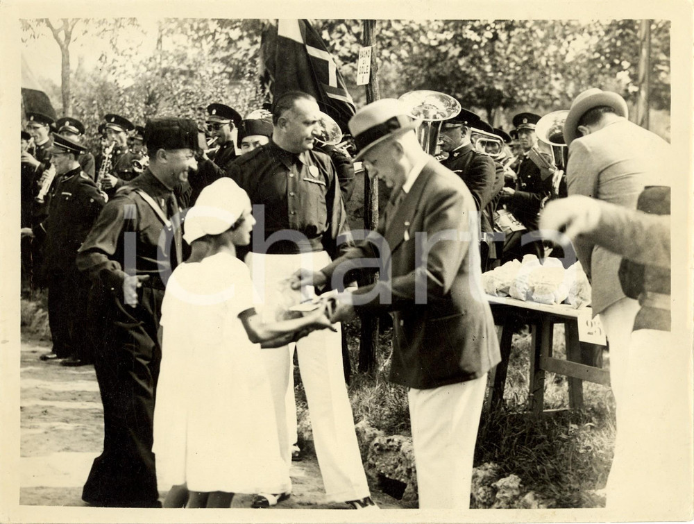 Fotografia d epoca originale 1936 MILANO Riccardo MOTTA distribuisce uva ai bimbi della colonia TROTTER 1