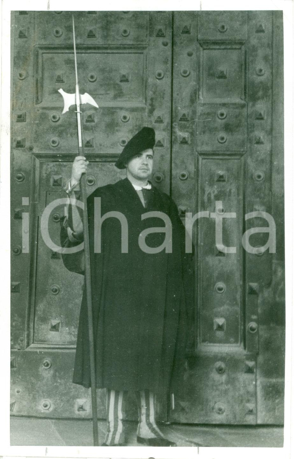 Fotografia d epoca originale 1939 VATICANO Guardia svizzera presidia portone socchiuso per lutto PIO XI Foto 1