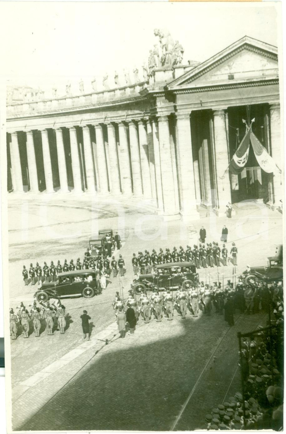 Fotografia d epoca originale 1929 CITTA  DEL VATICANO Camillo SERAFINI accoglie corteo Reali in visita Foto 1